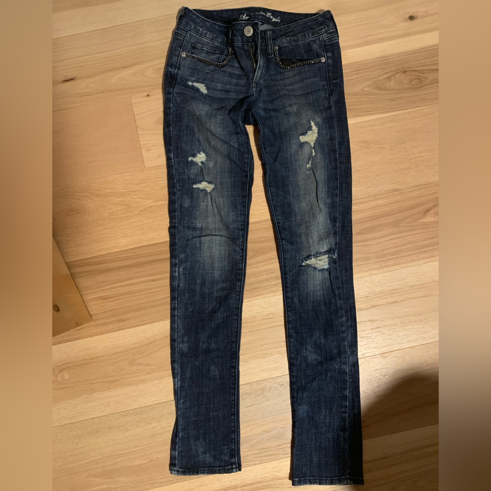 Distressed jeans with rhinestone pocket details